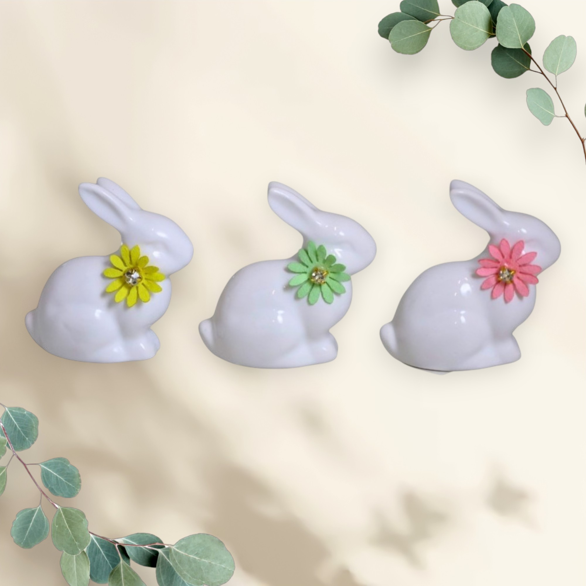 Króliczek ceramiczny z kwiatkiem 7,5 cm