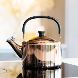 Czajnik  z gwizdkiem rose gold polerowany 1,5l Vialli Design - Diamante