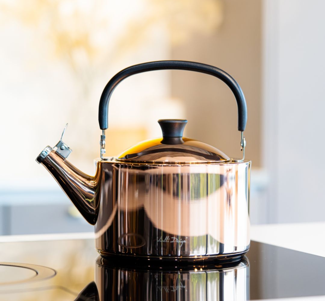 Czajnik  z gwizdkiem rose gold polerowany 1,5l Vialli Design - Diamante