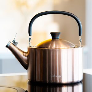 Czajnik z gwizdkiem rose gold matowy 1,5l  Vialli Design - Diamante