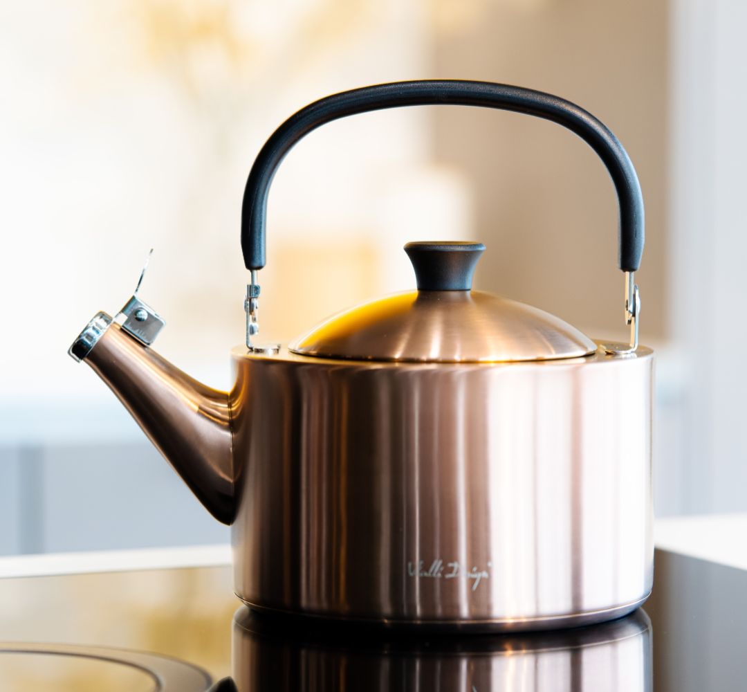 Czajnik z gwizdkiem rose gold matowy 1,5l  Vialli Design - Diamante